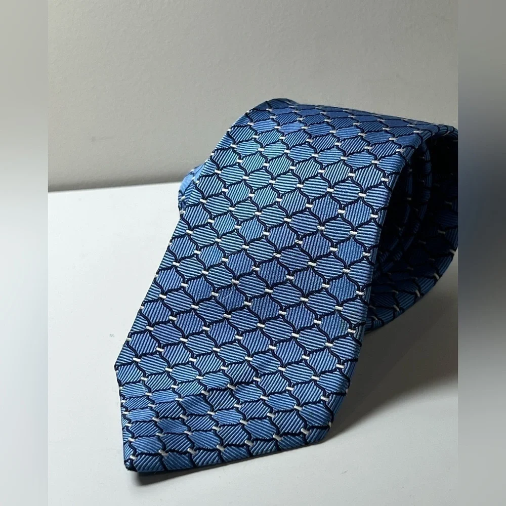 Brooks Brothers Stain Resistant Navy Geometric 100% Silk Made in Italy Tie EUC